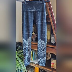 Colorado Threads Mountain Black and White Graphic Leggings